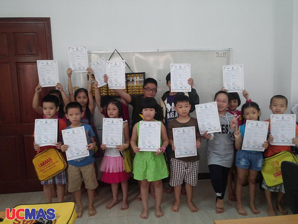 UCMAS Đà Nẵng trao chứng nhận cho học viên