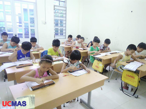 Các bé UCMAS Tôn Đản - Đà Nẵng tập trung làm bài