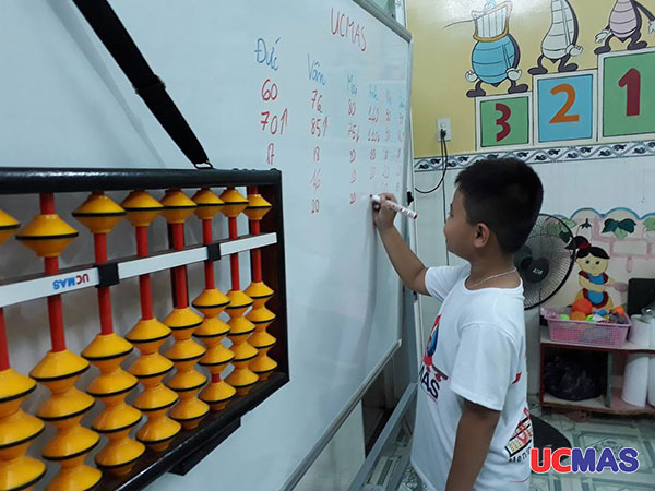 Học viên đang giải toán tại UCMAS Biên Hòa