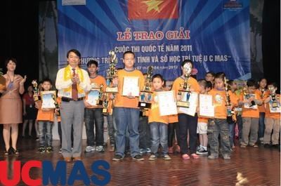 Báo Dân Trí - UCMAS Việt Nam trao giải cho học sinh xuất sắc