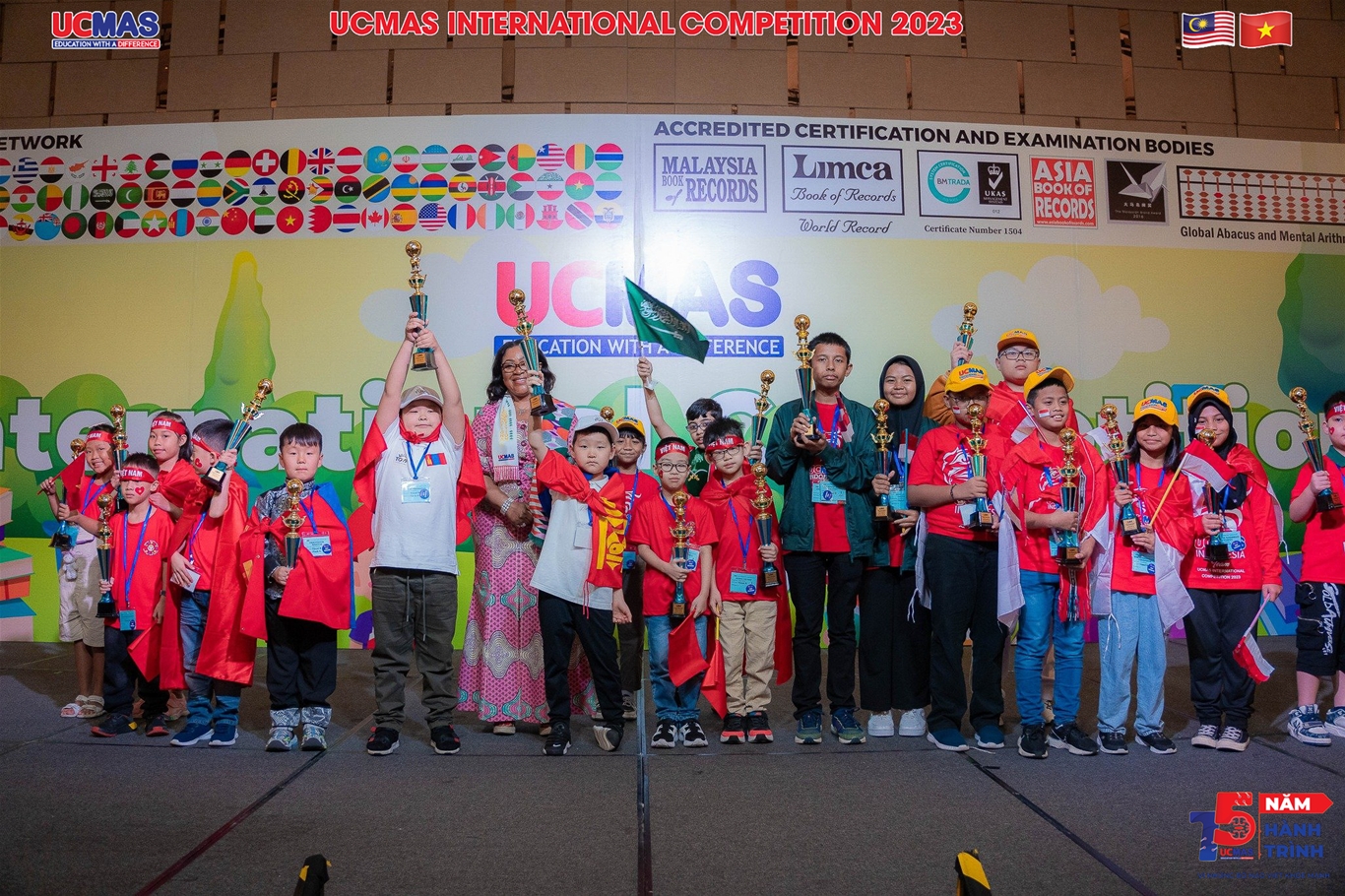 Hình ảnh học sinh UCMAS Việt Nam nhận giải tại cuộc thi Học sinh giỏi UCMAS Quốc tế 2023