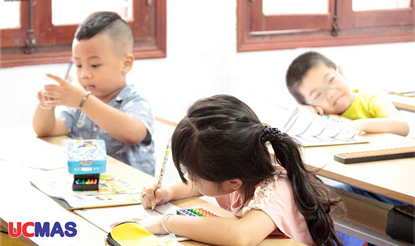 Các bé UCMAS Hà Nội - Lạc trung chăm chú học bài