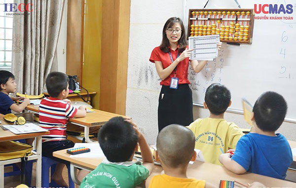 Các em UCMAS Hà Nội - Nguyễn Khánh Toàn chăm chú học bài