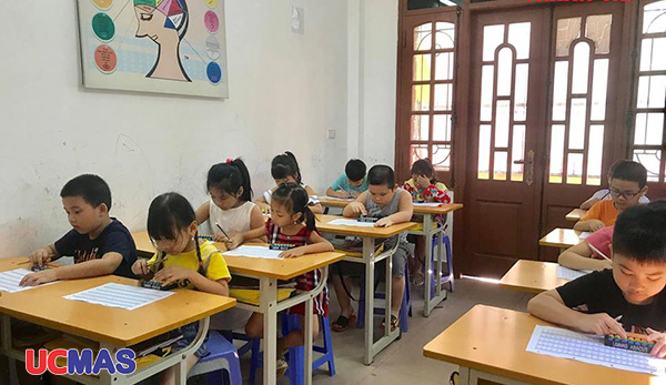 Các em UCMAS Hà Nội - Thanh Trì chăm chú học bài