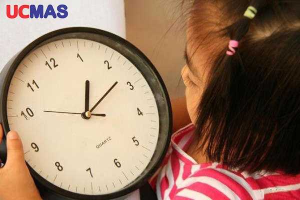 Dạy trẻ toán tư duy bằng cách xem đồng hồ