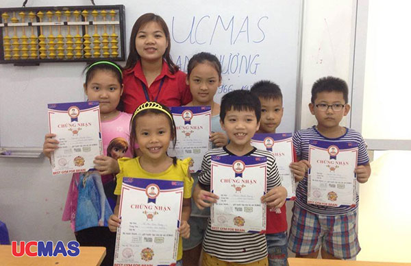 Học viên UCMAS Hà Nội - Đan Phượng nhận chứng chỉ UCMAS