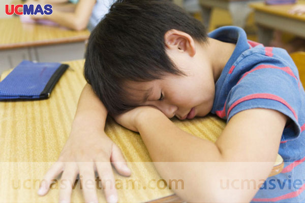Trẻ mất tập trung khi học do thiếu ngủ
