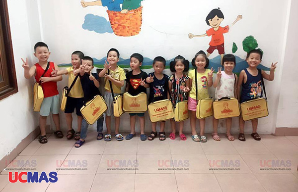 Trung tâm UCMAS Hà Nội - Đông Anh tặng quà cho học viên