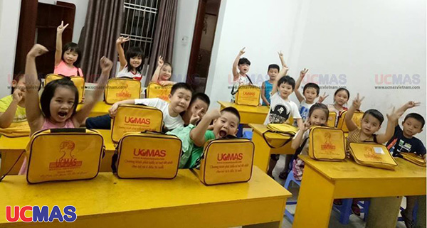 UCMAS Đà Nẵng tặng quà cho học viên
