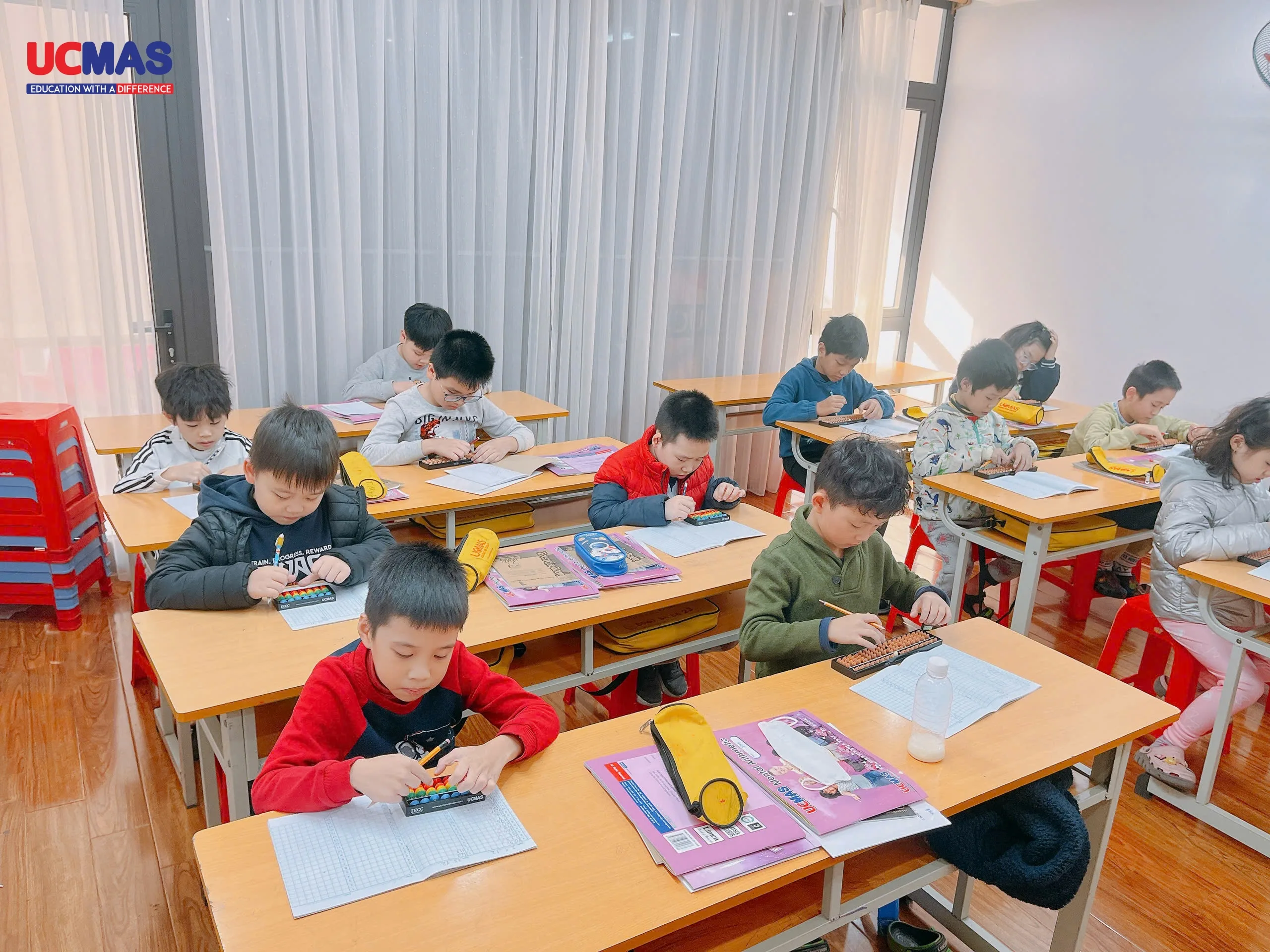 Trẻ học bàn tính tại UCMAS kết hợp với các hoạt động bổ trợ giúp phát triển toàn diện