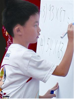 Chong Jun Ee (8 tuổi) đang thực hiện phép tính có nhiều chữ số