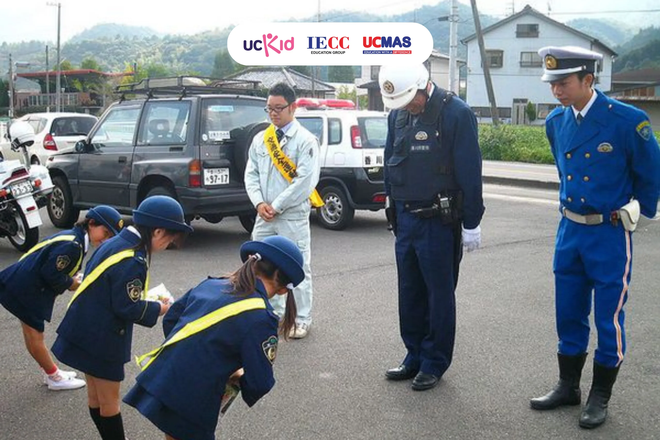 Người Nhật dạy trẻ cúi chào để thể hiện sự tôn trọng