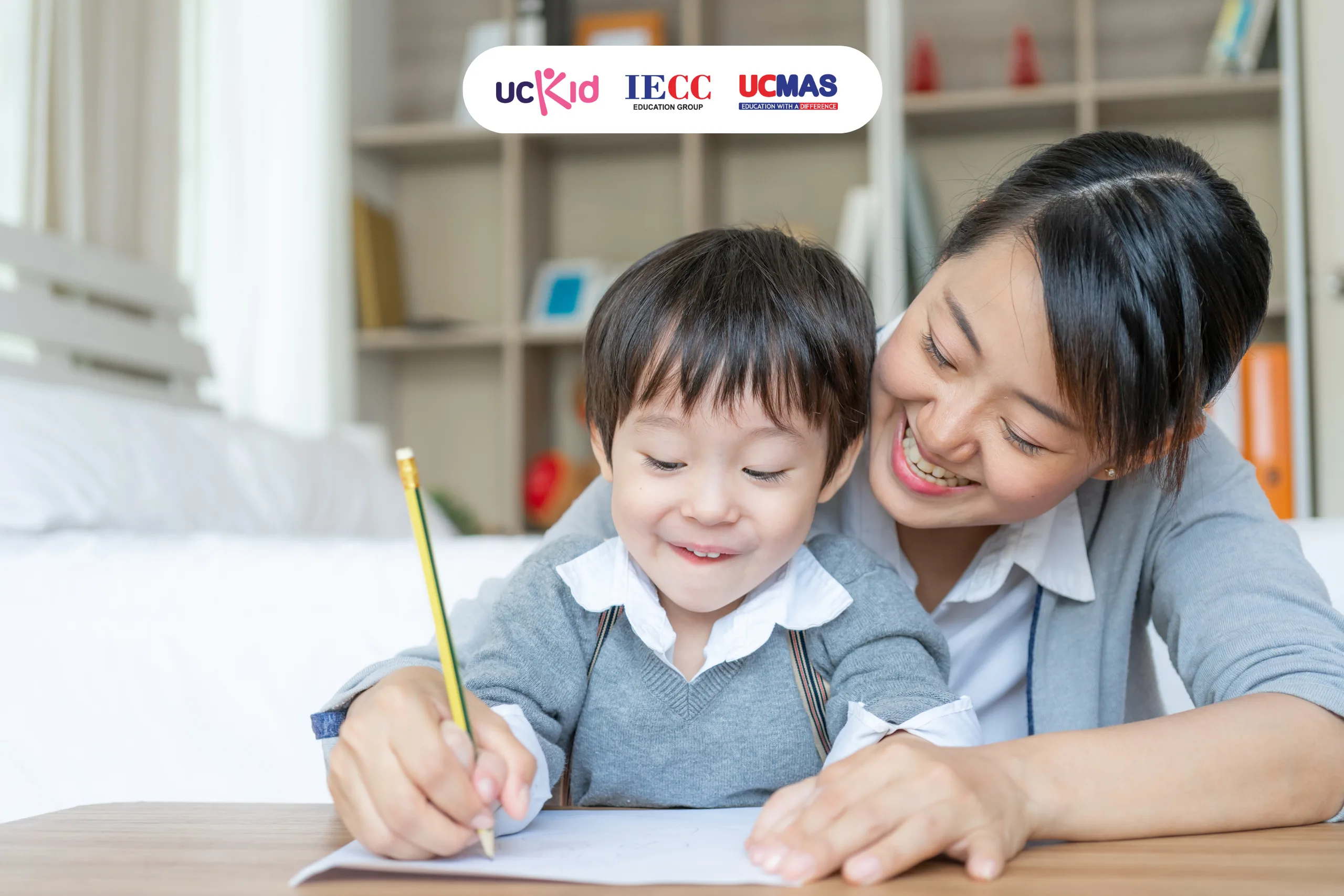 Bố mẹ nên dạy con các kỹ năng cơ bản như cầm bút, viết chữ để con không bỡ ngỡ khi vào lớp 1.