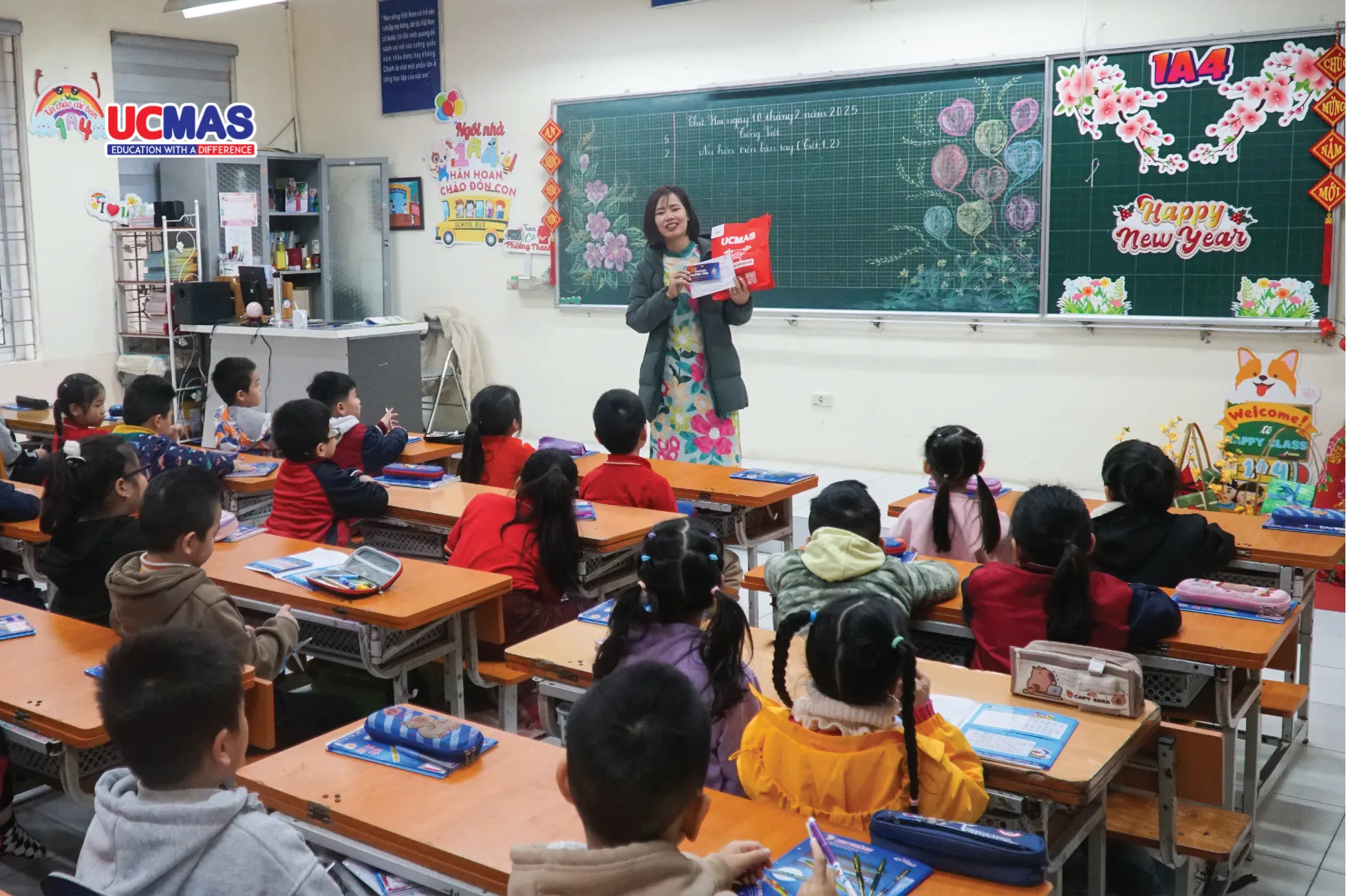 UCMAS dành tặng những phần quà cho các bạn học sinh trường Tiểu học Phan Đình Giót