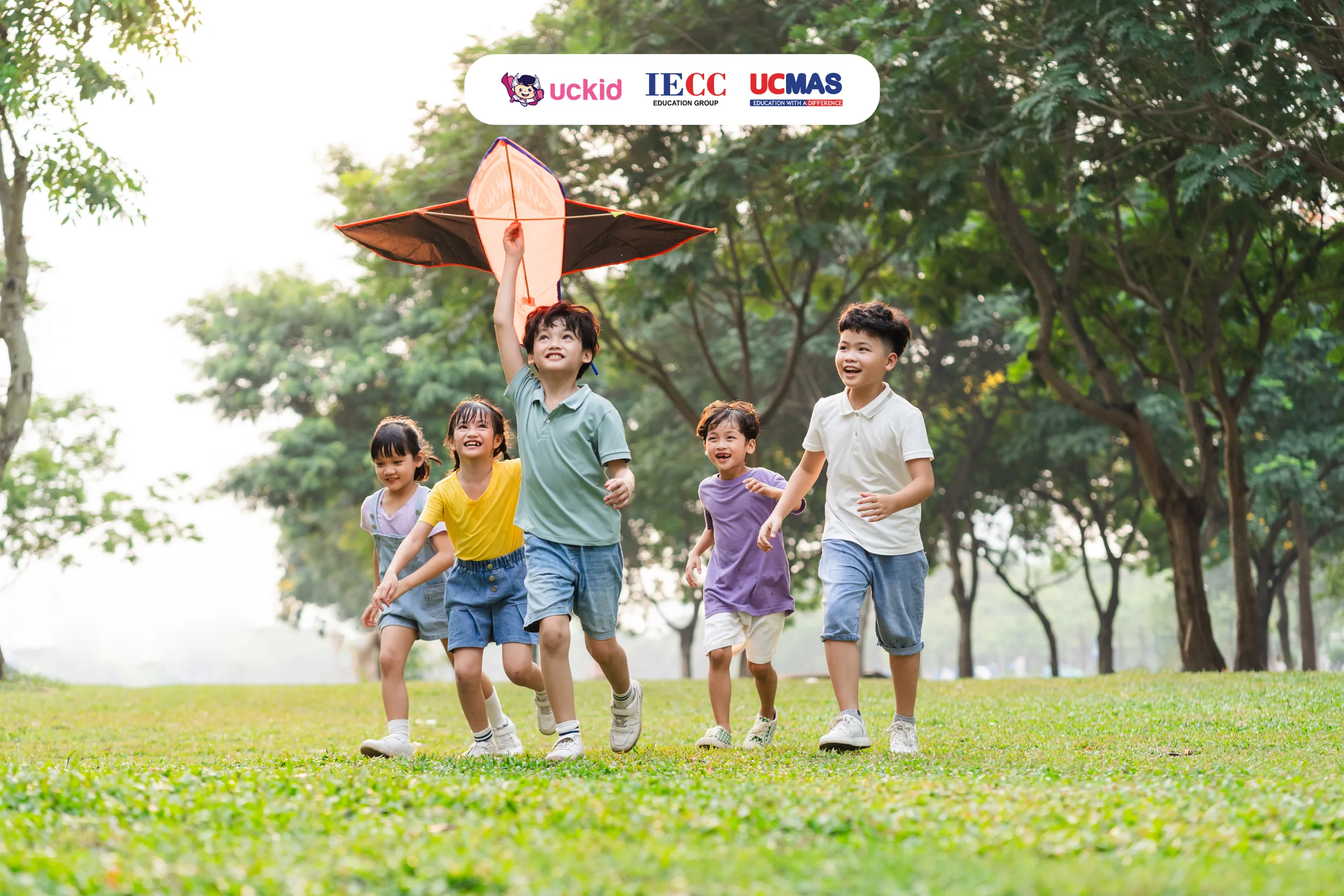 Ba mẹ nên thay thế thời gian chơi điện thoại của con bằng các hoạt động vui chơi và trải nghiệm thực tế