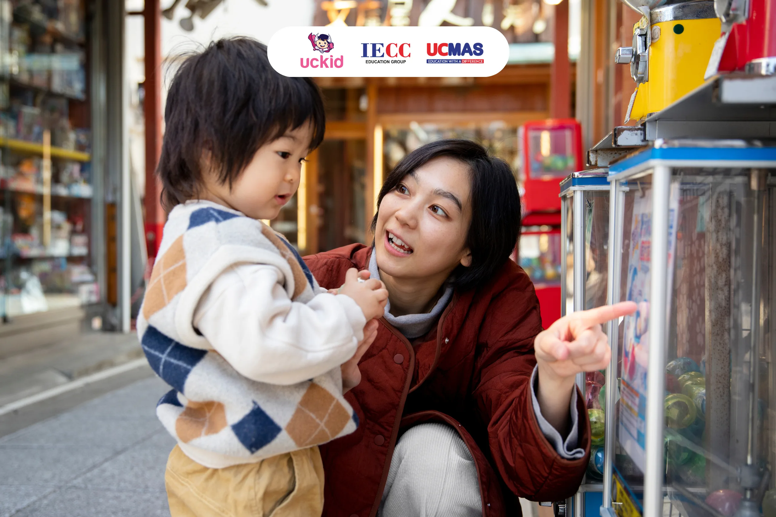 Dạy con về giá cả khi đi mua sắm cũng là cách rèn luyện tư duy logic hiệu quả.
