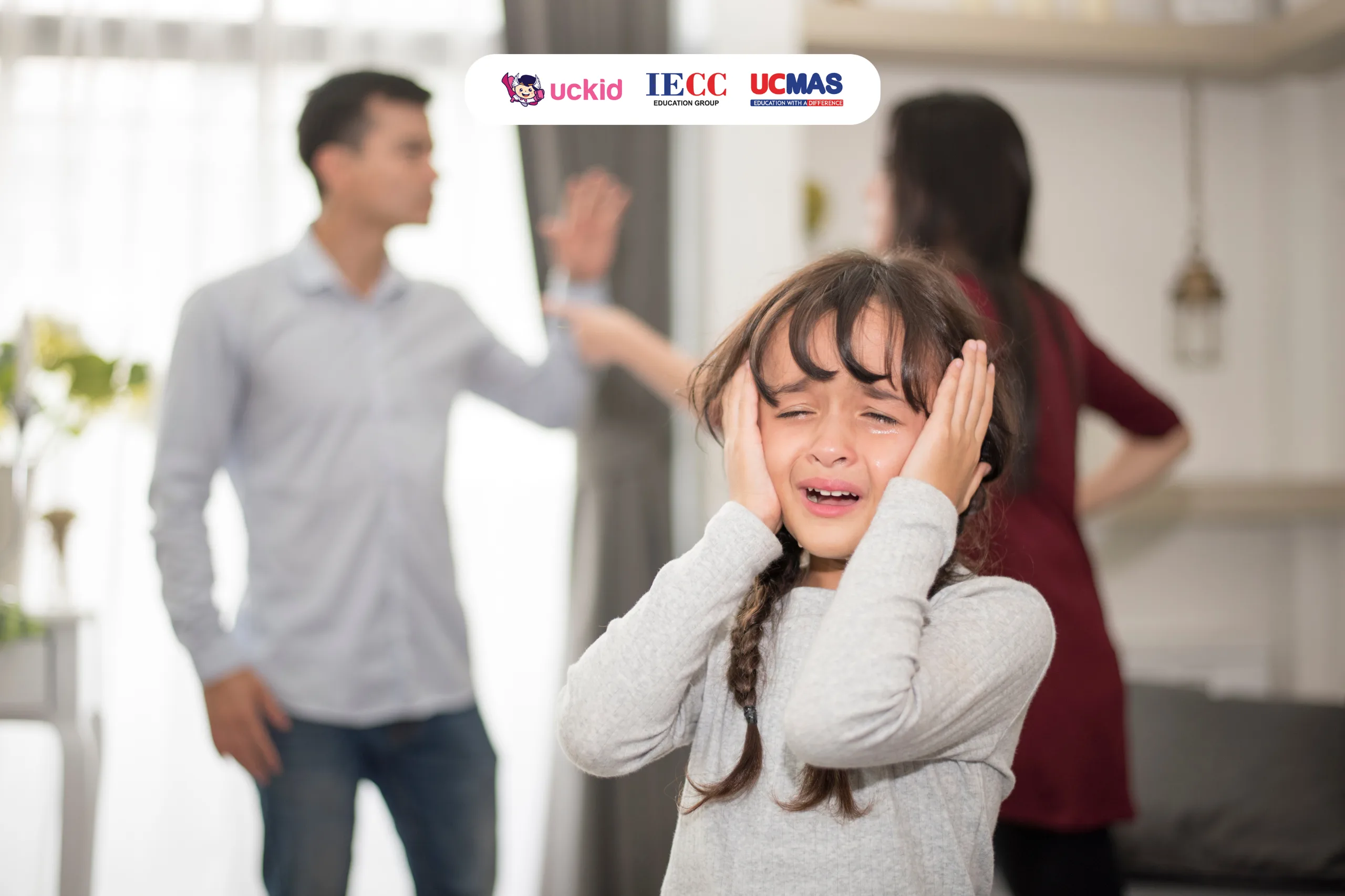 Khi cha mẹ la mắng, cáu gắt, con dễ trở nên nhạy cảm và thiếu ổn định tâm lý.