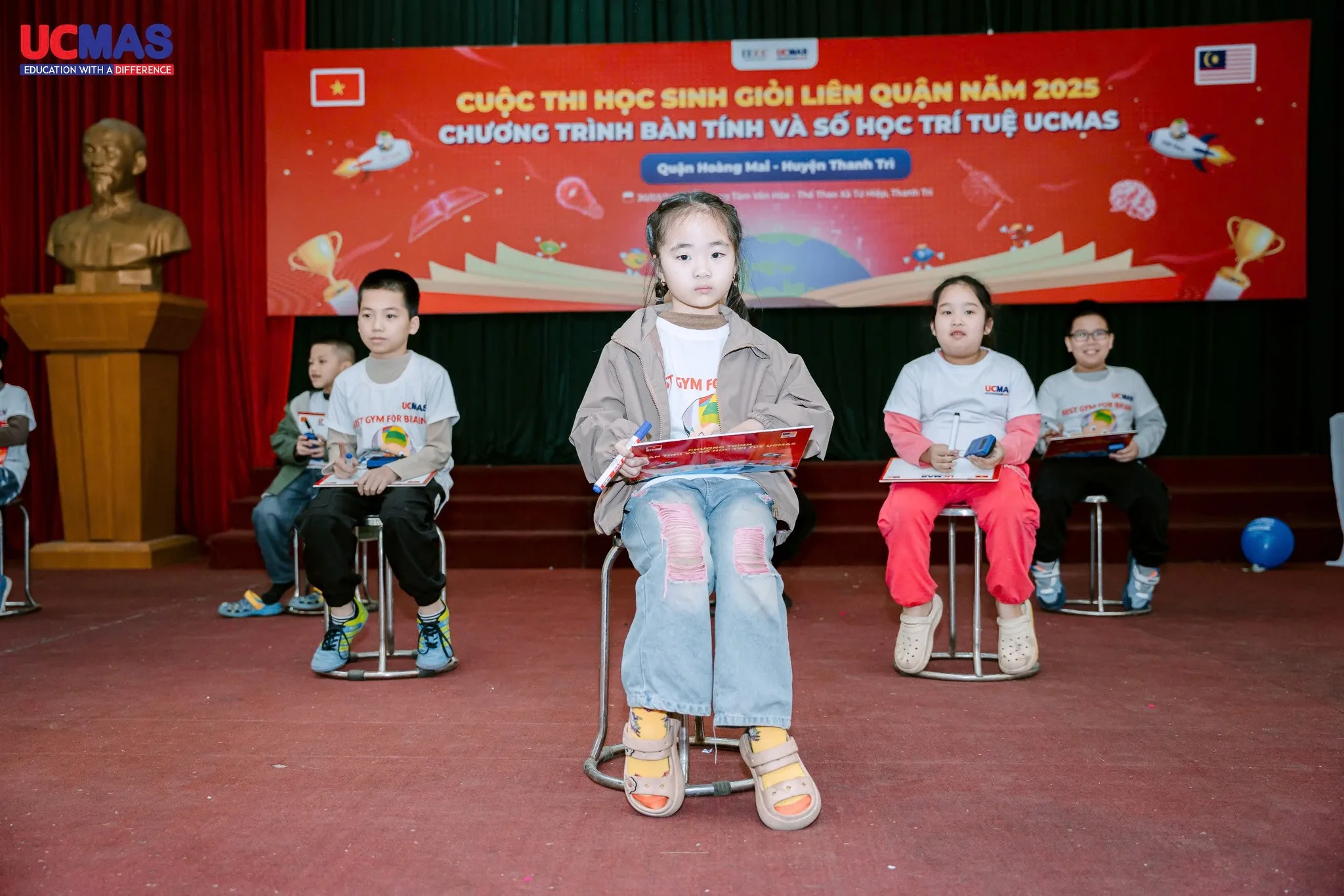 Nguyễn Tuệ Nhi tại cuộc thi Học sinh giỏi Liên quận