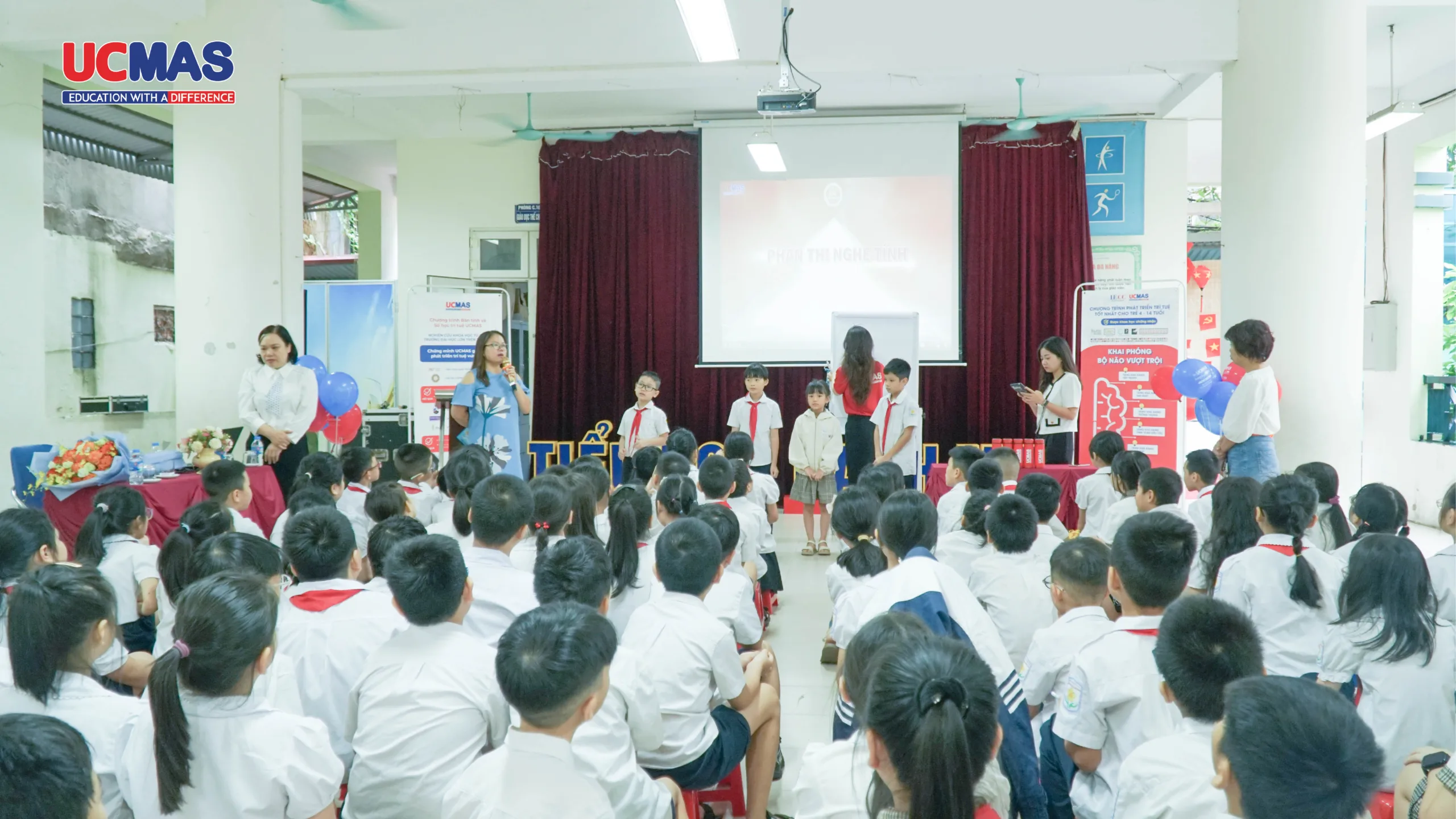 Minh Khang cùng các bạn trong phần thực hiện thử thách tính toán siêu tốc