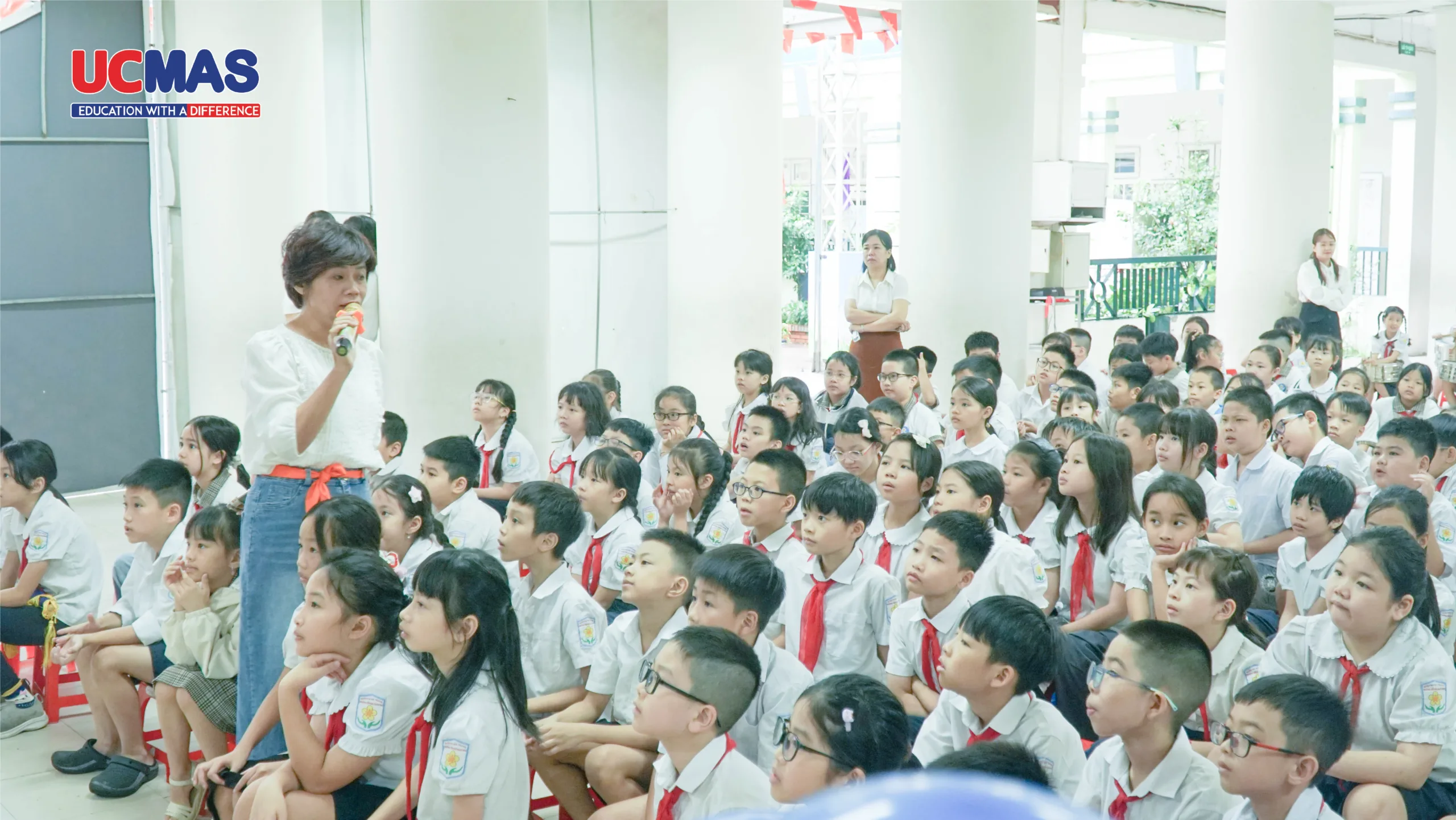 Cô Hiệu phó trường Tiểu học Bạch Mai phát biểu chúc mừng