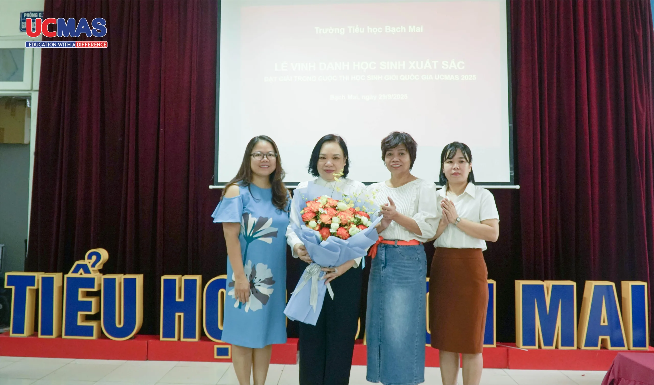 Đại diện UCMAS Phương Mai trao tặng qua và cảm ơn tới BSG nhà trường