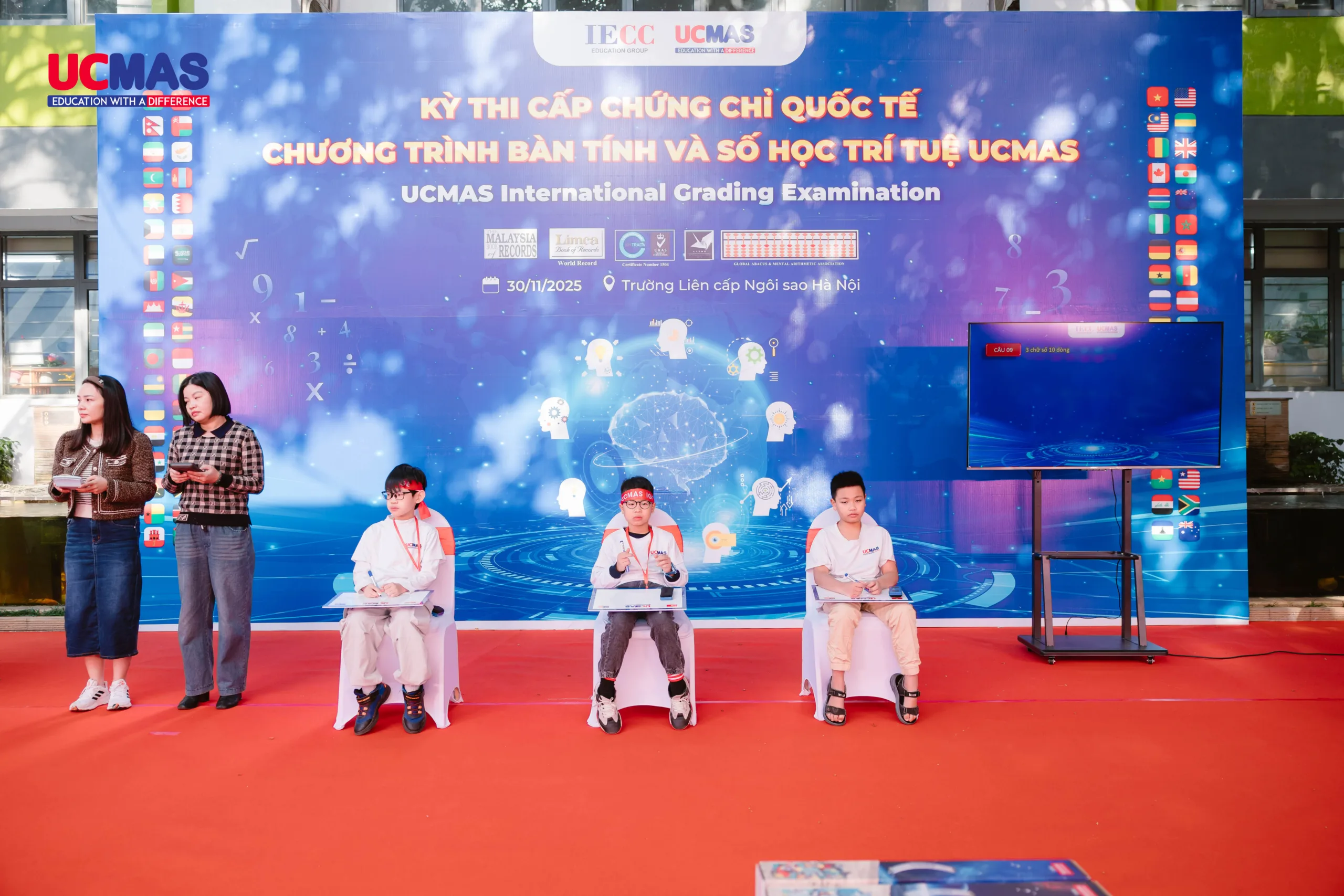 Học sinh UCMAS biểu diễn khả năng tư duy trên sân khấu