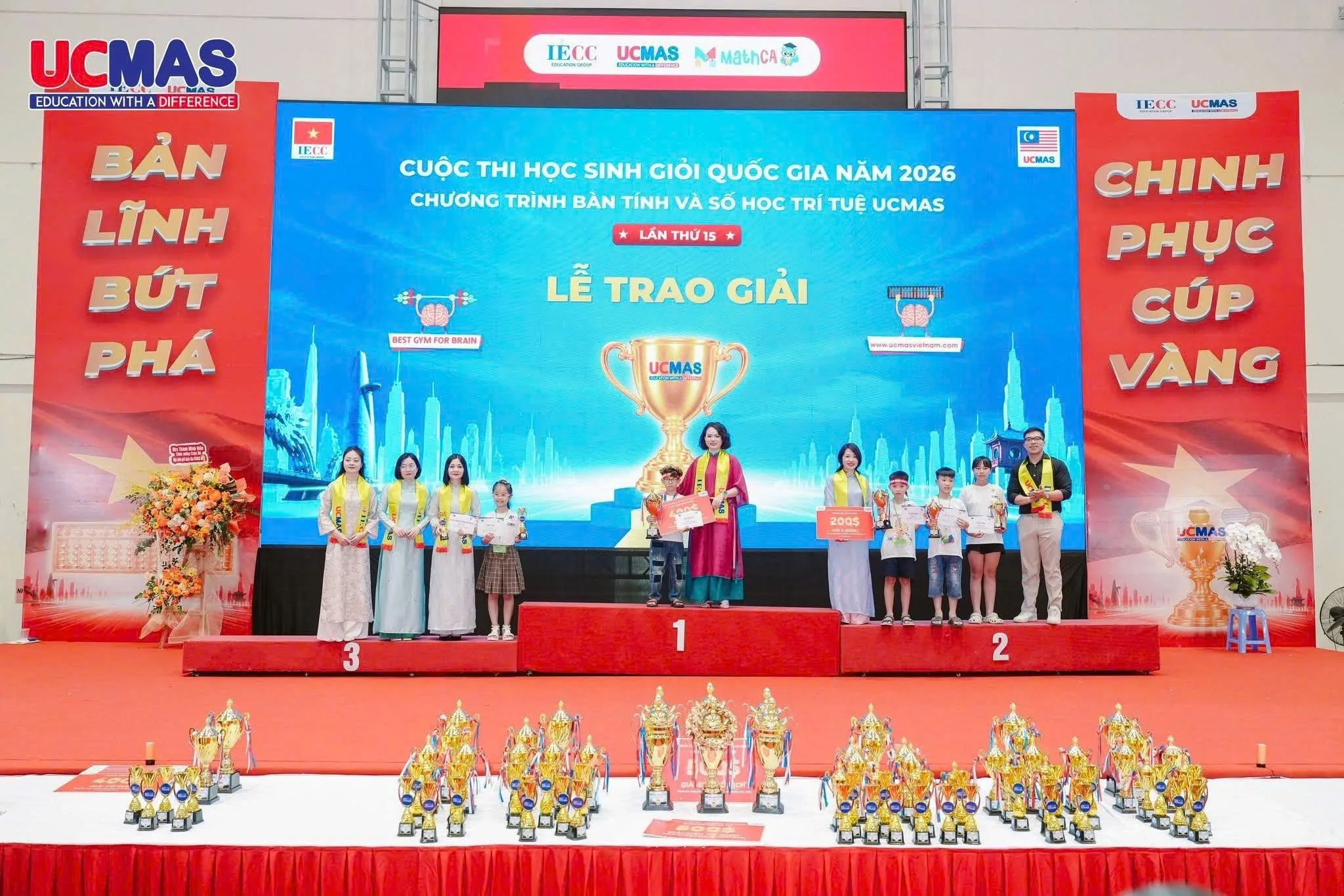 Hình ảnh Chương Gia Khánh đứng trên bục cao nhất nhận giải vô địch tại cuộc thi HSG Quốc gia UCMAS