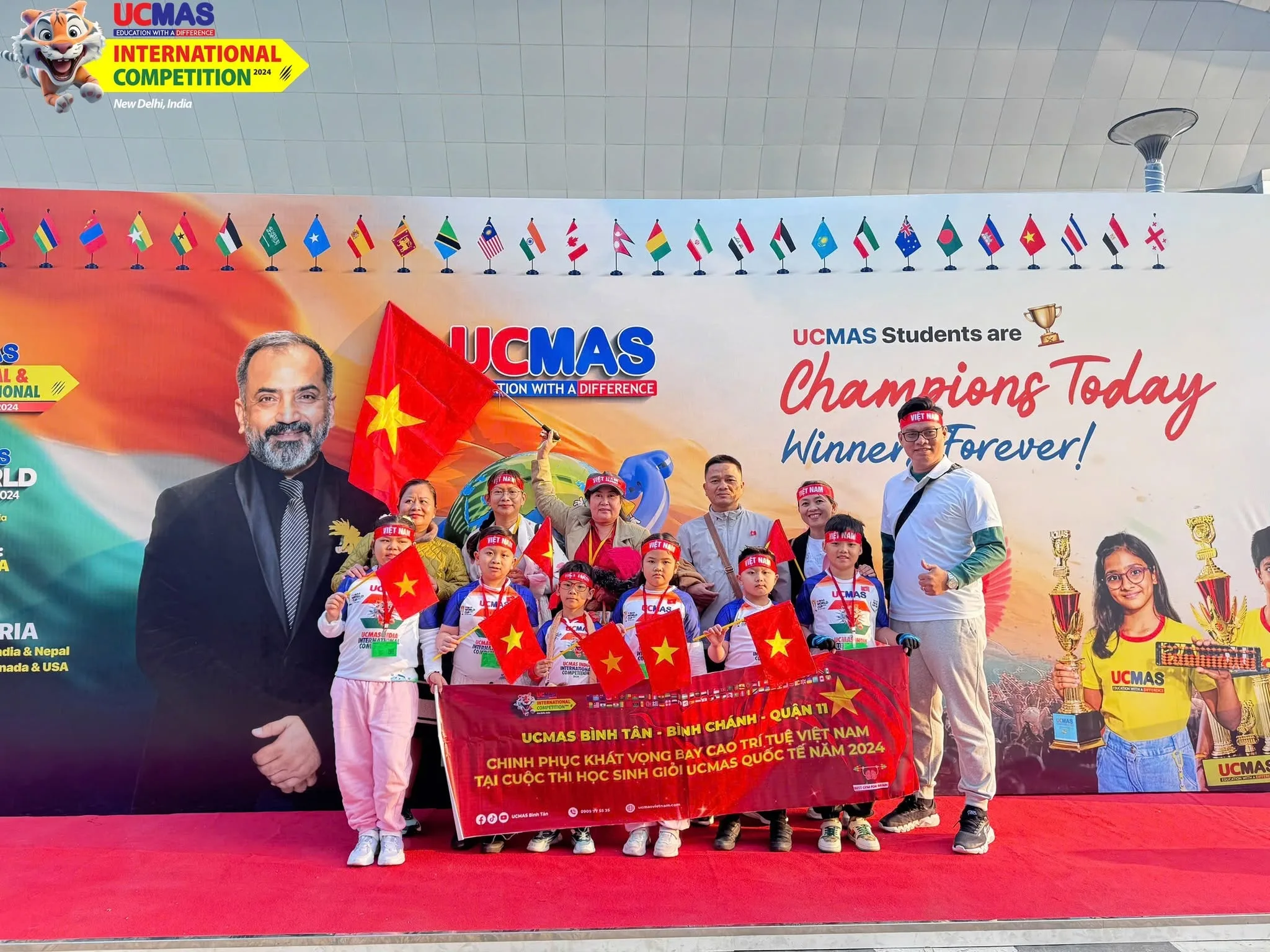 Gia Khánh cùng các bạn tại trung tâm UCMAS Bình Tân tại cuộc thi Học sinh giỏi Quốc tế UCMAS 2024