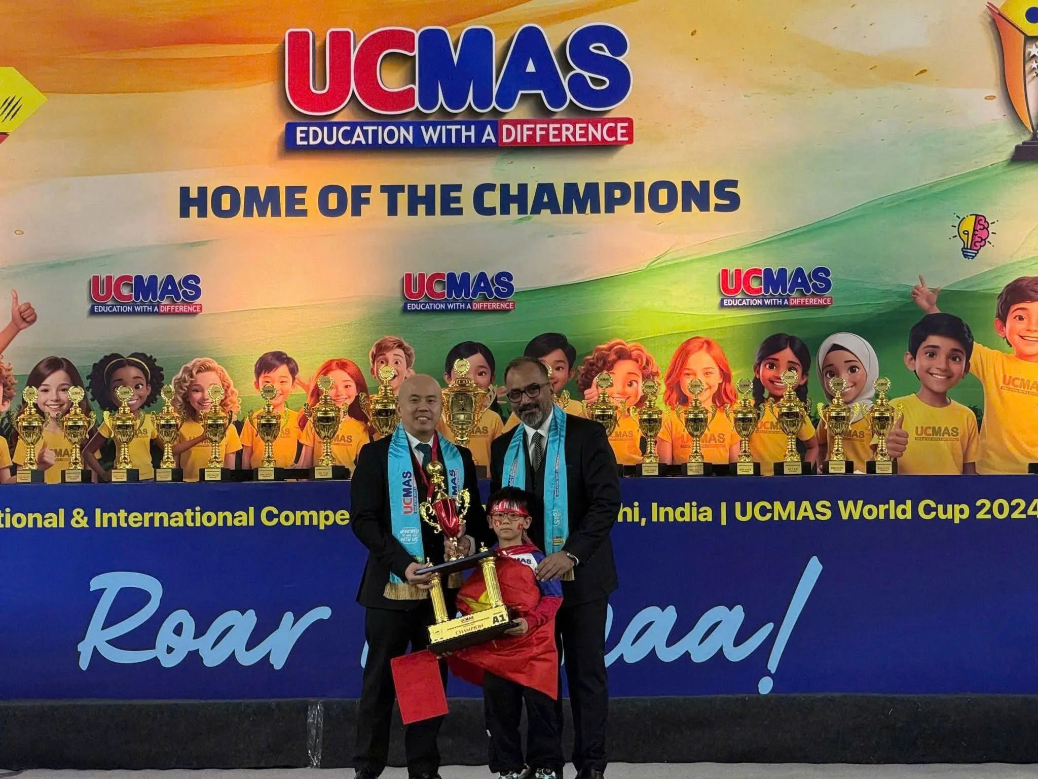 Hình ảnh Chương Gia Khánh nhận giải Vô Địch tại cuộc thi Học sinh giỏi Quốc tế UCMAS 2024 tại Ấn Độ