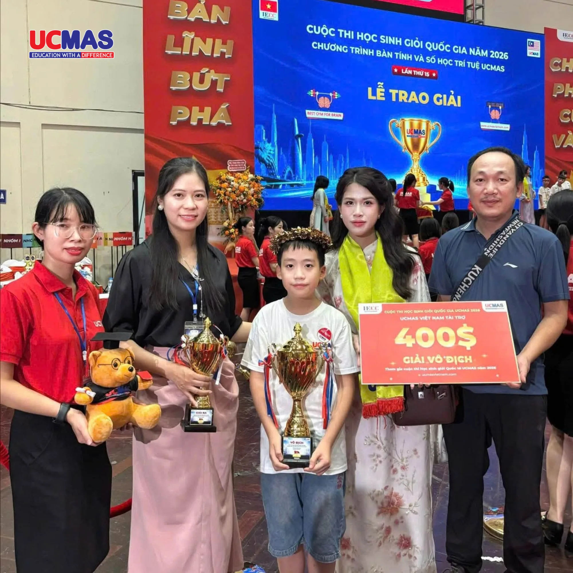 Trần Xuân Tùng cùng bố mẹ và các cô UCMAS tại cuộc thi Học sinh giỏi Quốc gia UCMAS